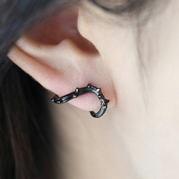 Black Rose Thorny Vine Asymmetrical Earrings ring - Picture 4 of 5